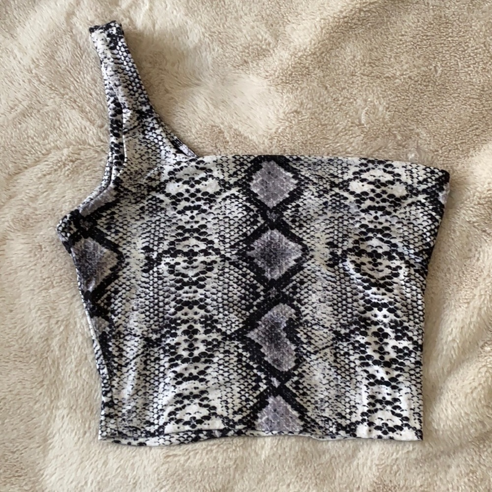One shoulder snake skin crop top